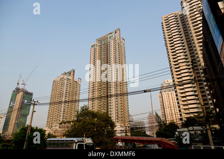 Edificio alto e moderno a Bangkok, in Thailandia Foto Stock