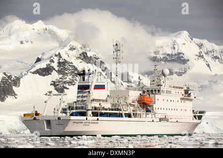 Il Akademik Sergey Vavilov, un rafforzamento del ghiaccio nave per una crociera spedizione in Antartide Foto Stock