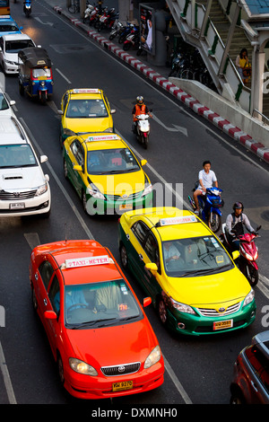 Il traffico sulla Strada di Sukhumvit Road a Bangkok, in Thailandia Foto Stock