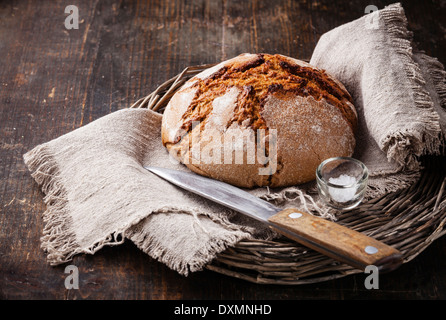 Pane fresco sul tavolo di legno Foto Stock