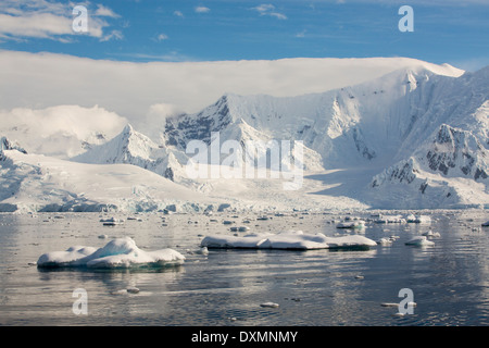 Il stretto di Gerlache separando la Palmer Arcipelago dall'Antartico peninsulare off Anvers Island. Foto Stock