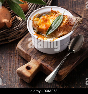 La zuppa di cipolla con pane secco, salvia e formaggio cheddar Foto Stock