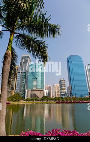 Edificio alto e moderno edifici su Banjakitti Park a Bangkok, in Thailandia Foto Stock