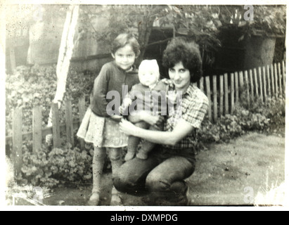 Unione Sovietica - circa 1980: Un antico mostra fotografica di donna con due bambini in giardino Foto Stock