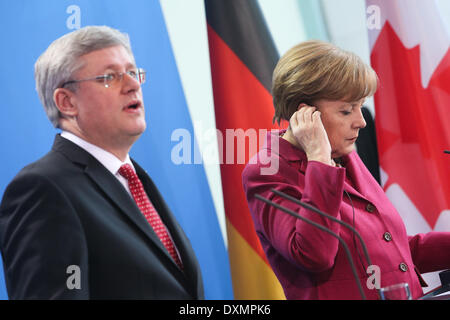 Berlino, Germania. 27 Mar, 2014. Il cancelliere tedesco Angela Merkel (R) e visitare il Canada il Primo Ministro Stephen Harper partecipare ad una conferenza stampa a Berlino, Germania, il 27 marzo 2014. Credito: Zhang ventola/Xinhua/Alamy Live News Foto Stock