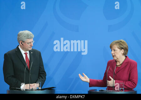 Berlino, Germania. 27 Mar, 2014. Il cancelliere tedesco Angela Merkel (R) e visitare il Canada il Primo Ministro Stephen Harper partecipare ad una conferenza stampa a Berlino, Germania, il 27 marzo 2014. Credito: Zhang ventola/Xinhua/Alamy Live News Foto Stock