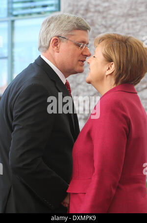 Berlino, Germania. 27 Mar, 2014. Il cancelliere tedesco Angela Merkel (R) saluta la visita in Canada il Primo Ministro Stephen Harper durante la cerimonia di benvenuto a Berlino, Germania, il 27 marzo 2014. Credito: Zhang ventola/Xinhua/Alamy Live News Foto Stock