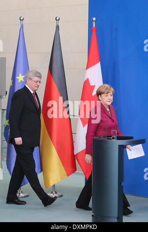 Berlino, Germania. 27 Mar, 2014. Il cancelliere tedesco Angela Merkel (R) e visitare il Canada il Primo Ministro Stephen Harper partecipare ad una conferenza stampa a Berlino, Germania, il 27 marzo 2014. Credito: Zhang ventola/Xinhua/Alamy Live News Foto Stock