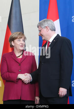 Berlino, Germania. 27 Mar, 2014. Il cancelliere tedesco Angela Merkel (L) e visitare il Canada il Primo Ministro Stephen Harper partecipare ad una conferenza stampa a Berlino, Germania, il 27 marzo 2014. Credito: Zhang ventola/Xinhua/Alamy Live News Foto Stock