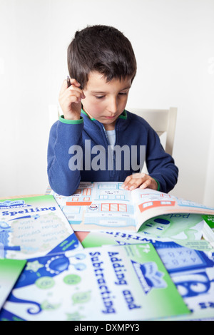 Giovani Schoolboy-6-7 anni imparare a casa Foto Stock