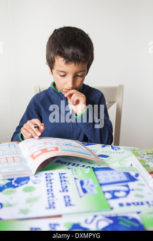 Giovani Schoolboy-6-7 anni imparare a casa Foto Stock