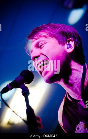 Sunderland, Regno Unito. 27 Mar, 2014. Franz Ferdinand cantante Alex Kapranos svolge un intimo home prossimo concerto di Sunderland. La band ha suonato in Pop Recs Ltd, record di un negozio gestito da Sunderland band Frankie e il Heartstrings, prima di andare a giocare il O2 Academy a Newcastle. Credito: Paolo Swinney/Alamy Live News Foto Stock