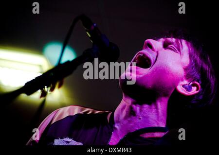 Sunderland, Regno Unito. 27 Mar, 2014. Franz Ferdinand cantante Alex Kapranos svolge un intimo home prossimo concerto di Sunderland. La band ha suonato in Pop Recs Ltd, record di un negozio gestito da Sunderland band Frankie e il Heartstrings, prima di andare a giocare il O2 Academy a Newcastle. Credito: Paolo Swinney/Alamy Live News Foto Stock