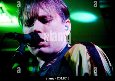 Sunderland, Regno Unito. 27 Mar, 2014. Franz Ferdinand cantante Alex Kapranos svolge un intimo home prossimo concerto di Sunderland. La band ha suonato in Pop Recs Ltd, record di un negozio gestito da Sunderland band Frankie e il Heartstrings, prima di andare a giocare il O2 Academy a Newcastle. Credito: Paolo Swinney/Alamy Live News Foto Stock