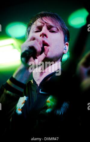 Sunderland, Regno Unito. 27 Mar, 2014. Franz Ferdinand cantante Alex Kapranos svolge un intimo home prossimo concerto di Sunderland. La band ha suonato in Pop Recs Ltd, record di un negozio gestito da Sunderland band Frankie e il Heartstrings, prima di andare a giocare il O2 Academy a Newcastle. Credito: Paolo Swinney/Alamy Live News Foto Stock