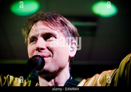 Sunderland, Regno Unito. 27 Mar, 2014. Franz Ferdinand cantante Alex Kapranos svolge un intimo home prossimo concerto di Sunderland. La band ha suonato in Pop Recs Ltd, record di un negozio gestito da Sunderland band Frankie e il Heartstrings, prima di andare a giocare il O2 Academy a Newcastle. Credito: Paolo Swinney/Alamy Live News Foto Stock