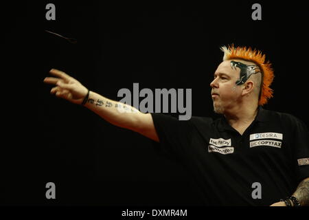 Dublino, Irlanda. 27 Mar, 2014. Dublino Irlanda, Peter Wright azione contro Michael van Gerwen PDC Freccette Premier League dalla O2 Arena, Dublino, Irlanda Carte: Azione Plus immagini di sport/Alamy Live News Foto Stock