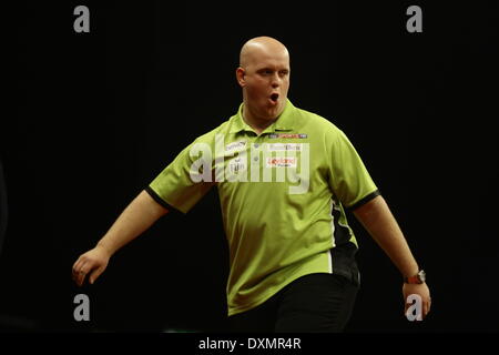 Dublino, Irlanda. 27 Mar, 2014. Dublino Irlanda, Michael van Gerwen azione contro Peter Wright PDC Freccette Premier League dalla O2 Arena, Dublino, Irlanda Carte: Azione Plus immagini di sport/Alamy Live News Foto Stock