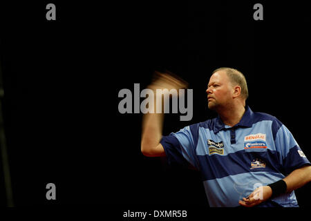 Dublino, Irlanda. 27 Mar, 2014. Dublino Irlanda, Raymond van Barneveld azione contro Phil Taylor PDC Freccette Premier League dalla O2 Arena, Dublino, Irlanda Carte: Azione Plus immagini di sport/Alamy Live News Foto Stock