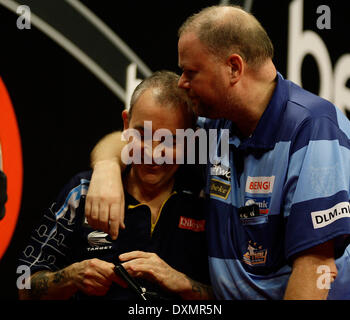 Dublino, Irlanda. 27 Mar, 2014. Dublino Irlanda, Raymond van Barneveld abbracci Phil Taylor PDC Freccette Premier League dalla O2 Arena, Dublino, Irlanda Carte: Azione Plus immagini di sport/Alamy Live News Foto Stock