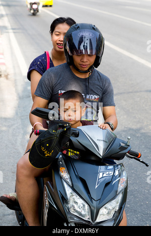 Famiglia su di una moto a Bangkok, in Thailandia Foto Stock
