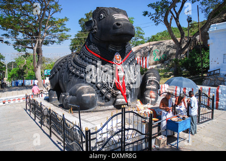 Il Nandi bull su Chamundi Hill, Mysore, India Foto Stock