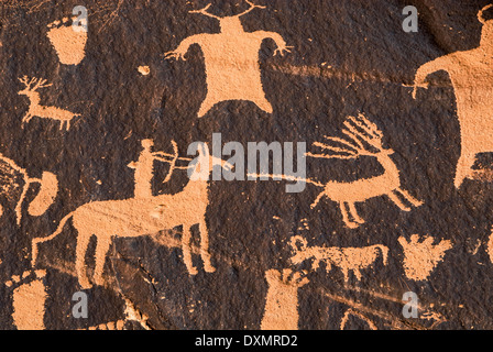 Incisioni rupestri a Newspaper Rock sito storico dello stato di Indian Creek Recreation Area USA Utah Foto Stock