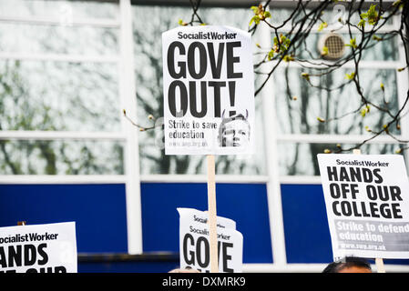 Londra, Regno Unito. 27 Mar, 2014. Brixton Comunità famiglia con bambini giovani e vecchi protestare contro Brixton College per essere venduti. Il sito è stato venduto dal collegio al DfE per £ 18 milioni. Credito: Vedere Li/Alamy Live News Foto Stock