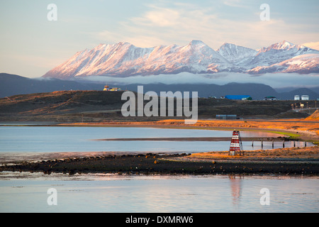 Arti marziali mountain range in alba la luce nella città di Ushuaia che è la capitale di Tierra del Fuego, in Argentina Foto Stock