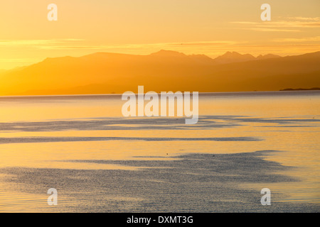 Arti marziali mountain range in alba la luce nella città di Ushuaia che è la capitale di Tierra del Fuego, in Argentina Foto Stock