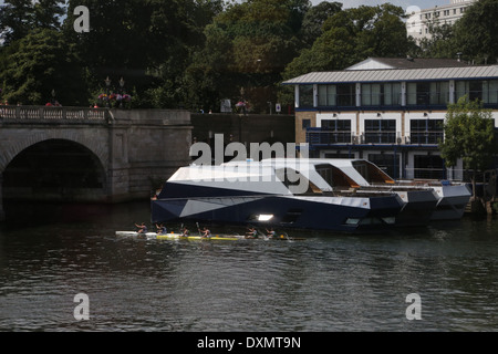 Kingston Upon Thames Surrey gara in barca sul fiume Tamigi Foto Stock