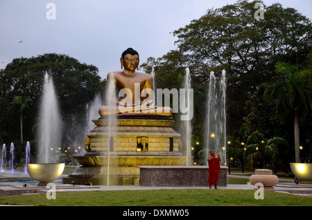 Statua del Buddha seduto nella posizione del loto con fontane in posizione di parcheggio con il monaco buddista Colombo Sri Lanka Foto Stock