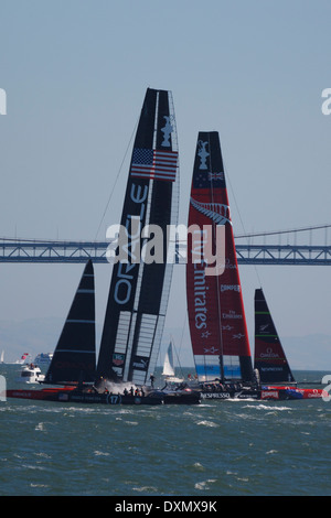 Team Oracle USA skipper da James Spithill e Emirates Team New Zealand skipper di Dean Barker vele nella Baia di San Francisco durante il 2013 Coppa America finali di San Francisco, California. Foto Stock