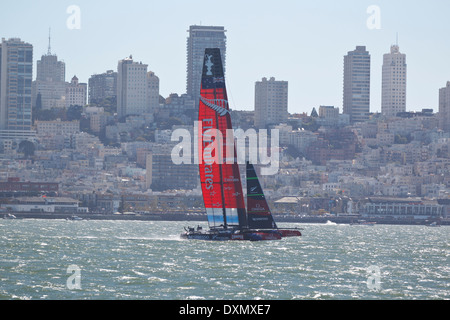 Emirates Team New Zealand skipper di Dean Barker vele nella Baia di San Francisco durante il 2013 Coppa America finali di San Francisco, California. Foto Stock