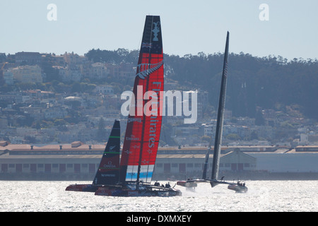 Team Oracle USA skipper da James Spithill e Emirates Team New Zealand skipper di Dean Barker vele nella Baia di San Francisco durante il 2013 Coppa America finali di San Francisco, California. Foto Stock