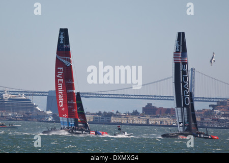 Team Oracle USA skipper da James Spithill e Emirates Team New Zealand skipper di Dean Barker vele nella Baia di San Francisco durante il 2013 Coppa America finali di San Francisco, California. Foto Stock