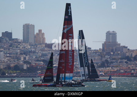 Team Oracle USA skipper da James Spithill e Emirates Team New Zealand skipper di Dean Barker vele nella Baia di San Francisco durante il 2013 Coppa America finali di San Francisco, California. Foto Stock