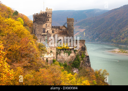 Il castello di Rheinstein sulle rive del fiume Reno, Rheintal, Germania Foto Stock