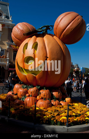 Mickey Mouse a forma di display di zucca durante il periodo di Halloween, Disneyland, Anaheim, California, Stati Uniti d'America Foto Stock