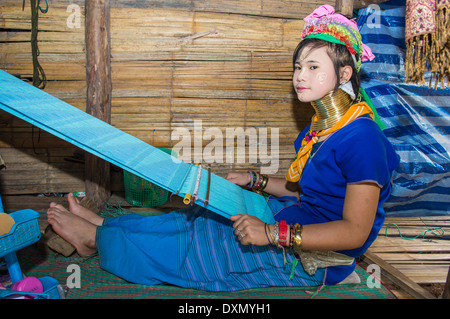 A collo lungo donna tessitura, tribù Karen, Chiang Mai, Thailandia Foto Stock