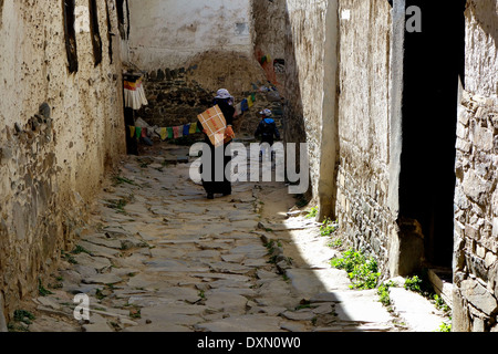 Del popolo tibetano,a piedi nella vecchia strada di Lhasa,Candid street photography,Vita di devozione buddista Foto Stock