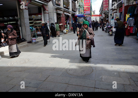 Pellegrini tibetano la corsa,passeggiate e canti preghiere di devozione a Lhasa Foto Stock