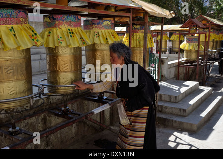 Pellegrini tibetano la corsa,a piedi i canti e preghiere in Lhasa Foto Stock