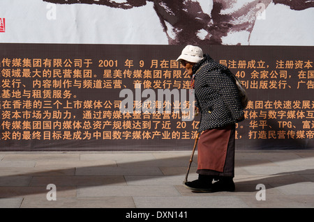 Pellegrini tibetani corsa,la vita degli anziani , passeggiate in Lhasa preghiere a Lhasa Foto Stock