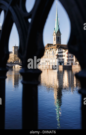 La Chiesa Fraumünster, riflessa sul fiume Limmat, visto attraverso la ringhiera. Zurigo, Svizzera. Foto Stock