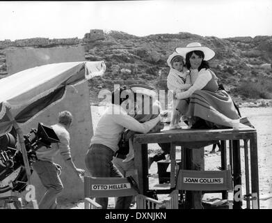 JOAN COLLINS e suo marito Anthony NEWLEY con il loro bambino Foto Stock