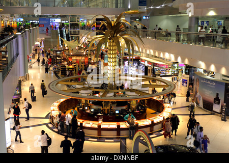 All'interno della sala partenze presso l'aeroporto internazionale di Dubai e Emirati Arabi Uniti Foto Stock