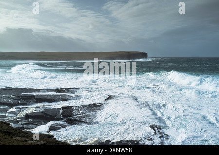 dh Skaill Bay SANDWICK ORKNEY grandi onde di mare bianco tempesta Crashing shore cattivo tempo costa Scozia tempesta infrangere selvaggio ruvido ocean uk