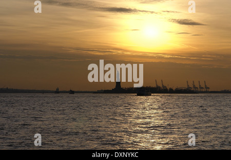 Panorama sul mare con la Statua della Libertà nei pressi di New York (USA) a sera time Foto Stock