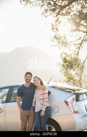 Ritratto di felice coppia fuori dall'auto Foto Stock